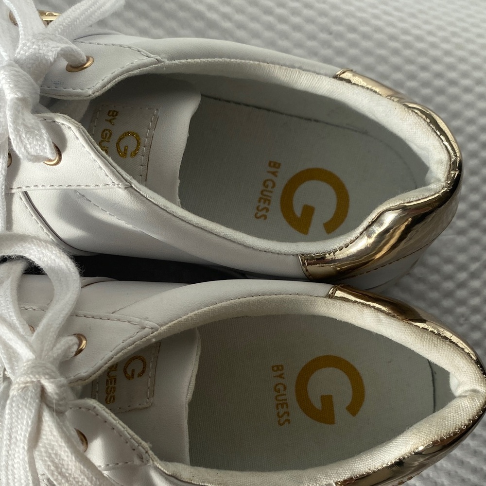 G by Guess White Sneakers with Gold Accents Super Cute Women’s Size 11M NWOT - Picture 4 of 9